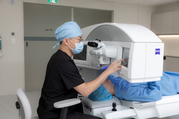 ophthalmologist patient consultation eye exam