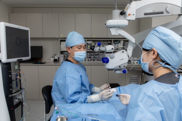retinal specialist clinic examination equipment