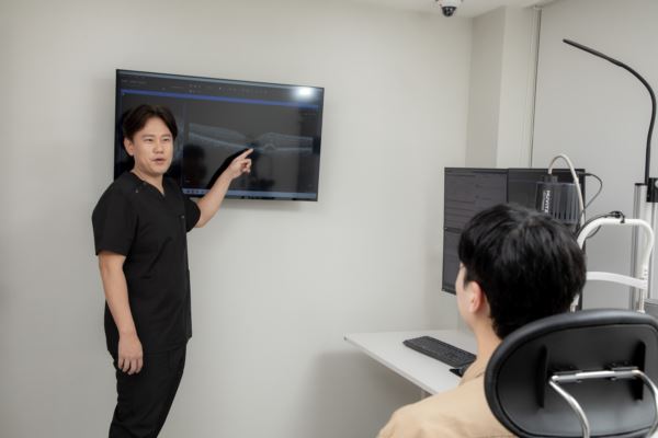 ophthalmology retinal specialist clinic examination