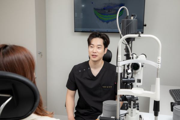 SMILE lasik operating room femtosecond laser procedure