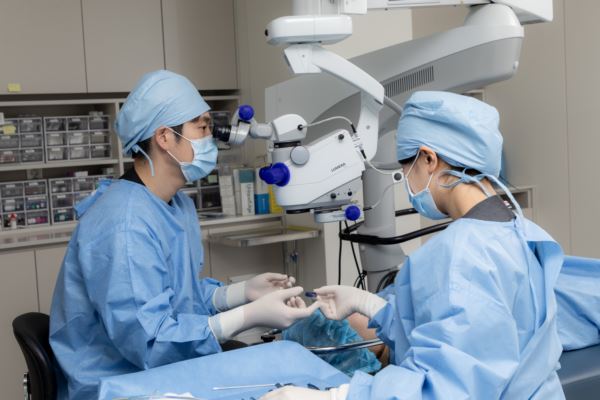 swimming pool water corneal infection risk